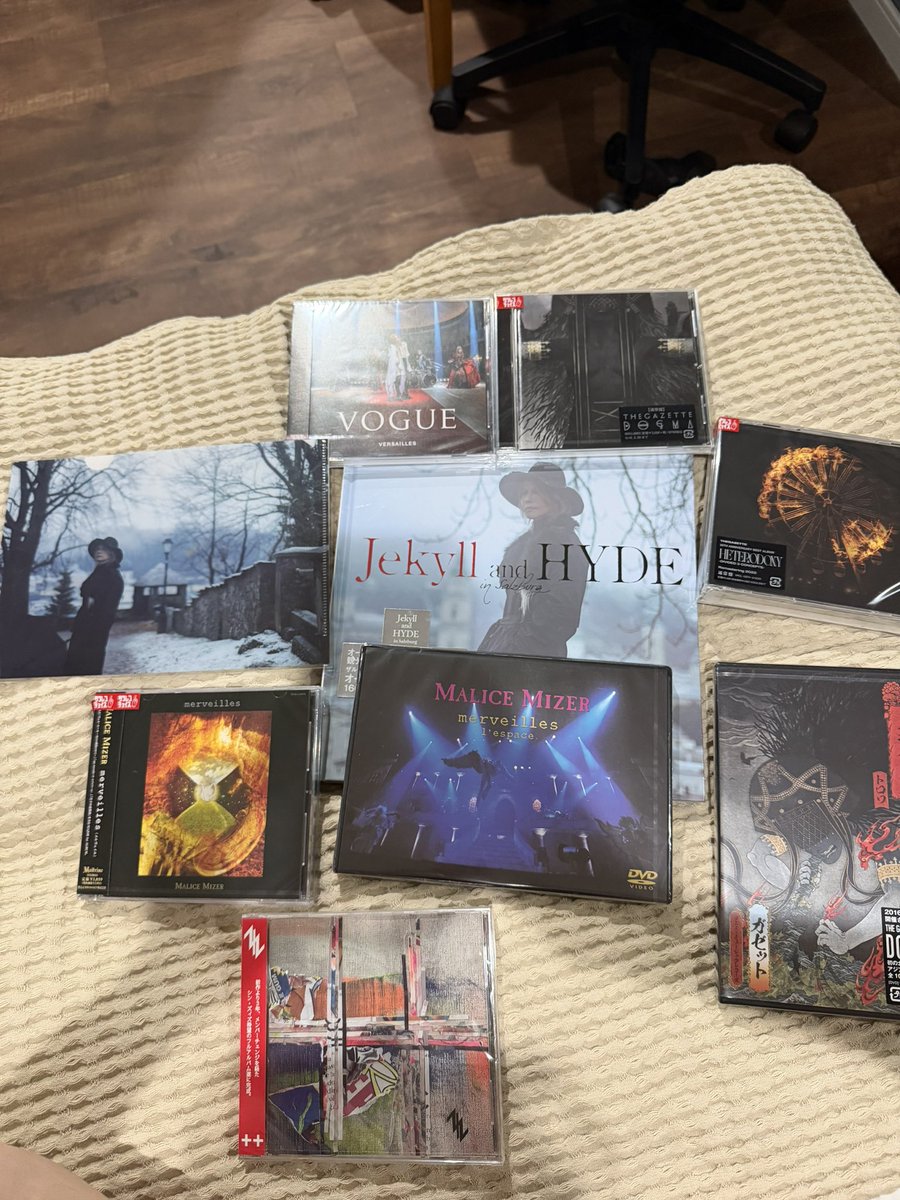 s3renades's tweet photo. Evde toplam 40 küsür cd dvd dergi koleksiyonum var vkei ile alakalı ama aylardır depoda ki kutuda… üşenmeyip çıkarırsam ben de böyle estetik fotolar çekcem şuan minnak bi kısmının fotosu var https://t.co/7sHDOr2mwN