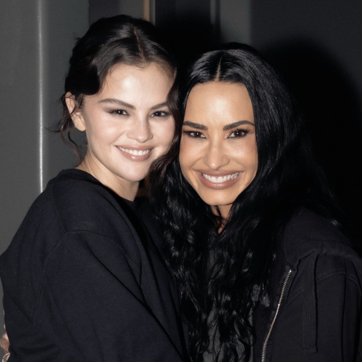 BuzzingPop's tweet photo. Demi Lovato shares with Glamour Brasil that she’s still in touch with Selena Gomez since her Orlando show and says she hopes to see her again. https://t.co/rOewdi2Xao