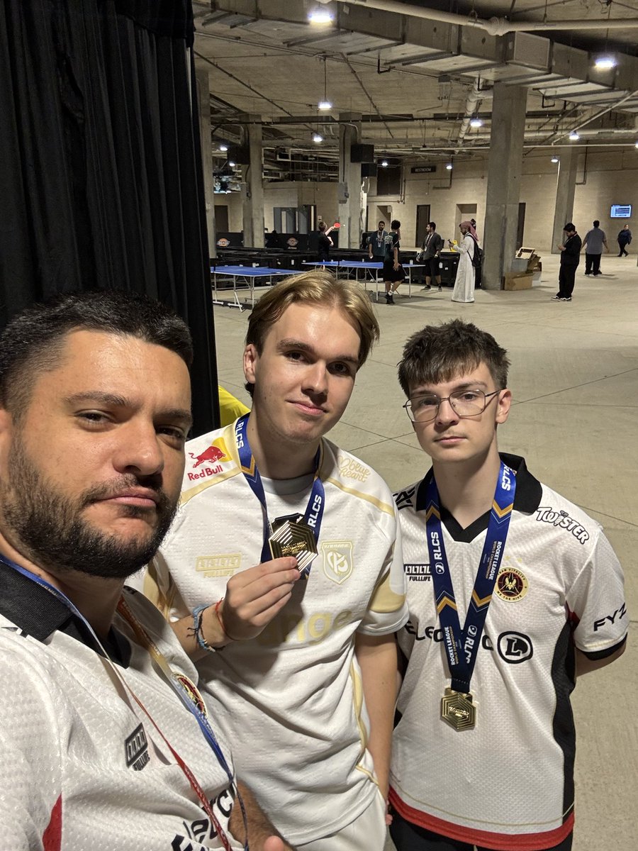 FuuRy_Off's tweet photo. 2s WORLD CHAMPIONS 🤩

Proud CEO !

@zenrll @AtowRL https://t.co/H12SJrlzeV