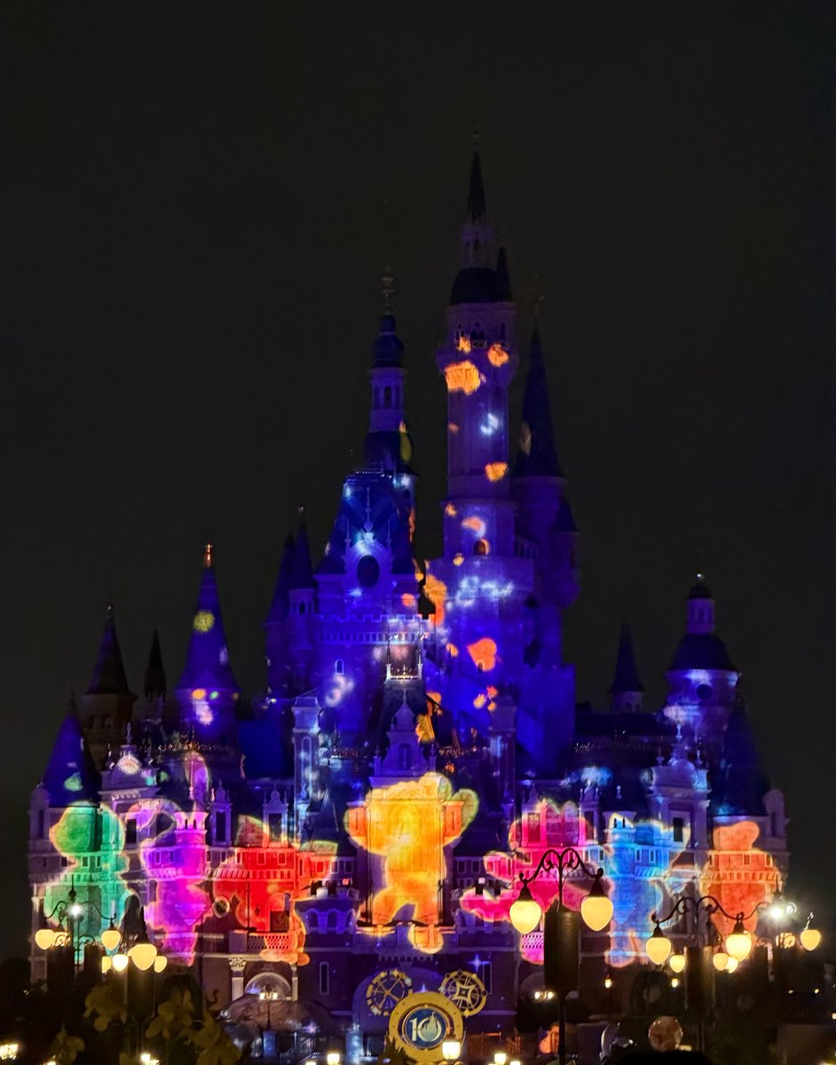 sugabell_family's tweet photo. 6日間限定🌟イルミネイト後の特別演出✨️
「Duffy and Friends’ Special Celebration」

めっちゃくちゃ手が凝ったダッフィー達のプロジェクションマッピングが可愛すぎてヤバい！😭✨️

音楽は「Let's Get Together♪」
今年は聴けないと思ってたから流れた瞬間爆泣きで動画回したよ😭😭😭 #SHDL https://t.co/BvrPaekbUx