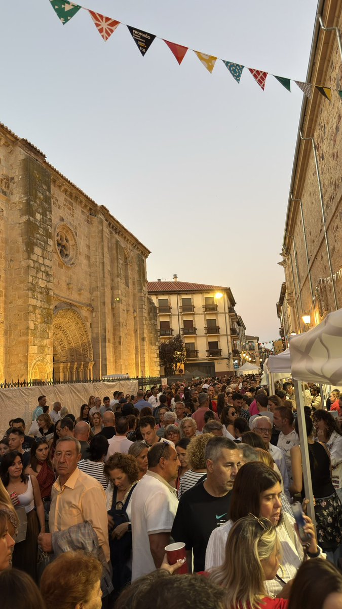 gastrotonterias's tweet photo. Si no habéis tenido oportunidad de ir a @FromagoZamora agendarlo  para 2027, muy grande lo que han hecho poniendo la Feria como la 1ª a nivel mundial en su 3ª edición. 
Impresionante como estaba Zamora hoy. 
Más 400 expositores con presencia internacional relevante. https://t.co/g1zeb0SE1I