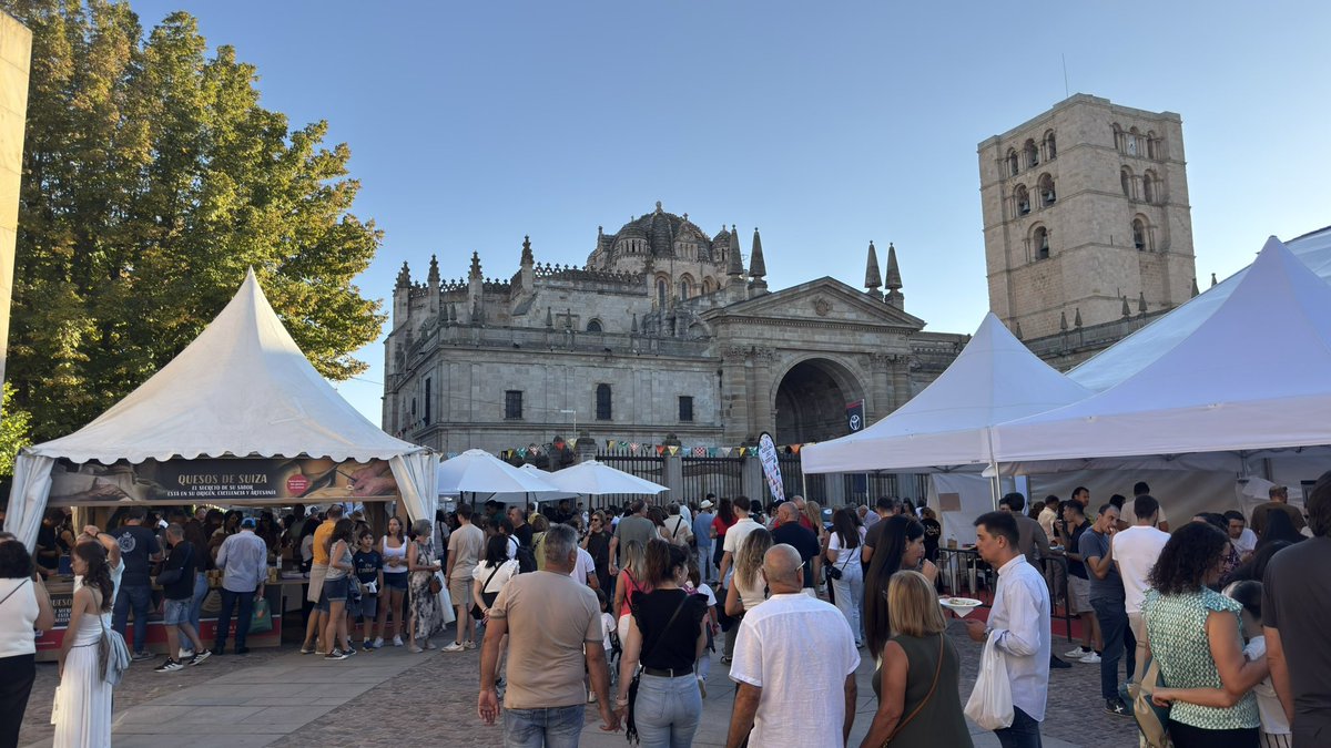 gastrotonterias's tweet photo. Si no habéis tenido oportunidad de ir a @FromagoZamora agendarlo  para 2027, muy grande lo que han hecho poniendo la Feria como la 1ª a nivel mundial en su 3ª edición. 
Impresionante como estaba Zamora hoy. 
Más 400 expositores con presencia internacional relevante. https://t.co/g1zeb0SE1I