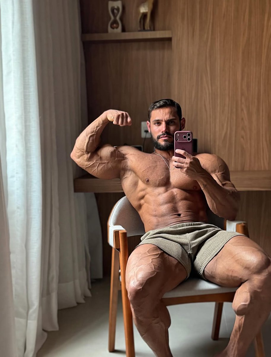 alpharodri65's tweet photo. Built to dominate. Flexing so you know exactly who’s in charge. Dm if you ready to serve👿💪🏻👑 https://t.co/4IvC1QX7ds