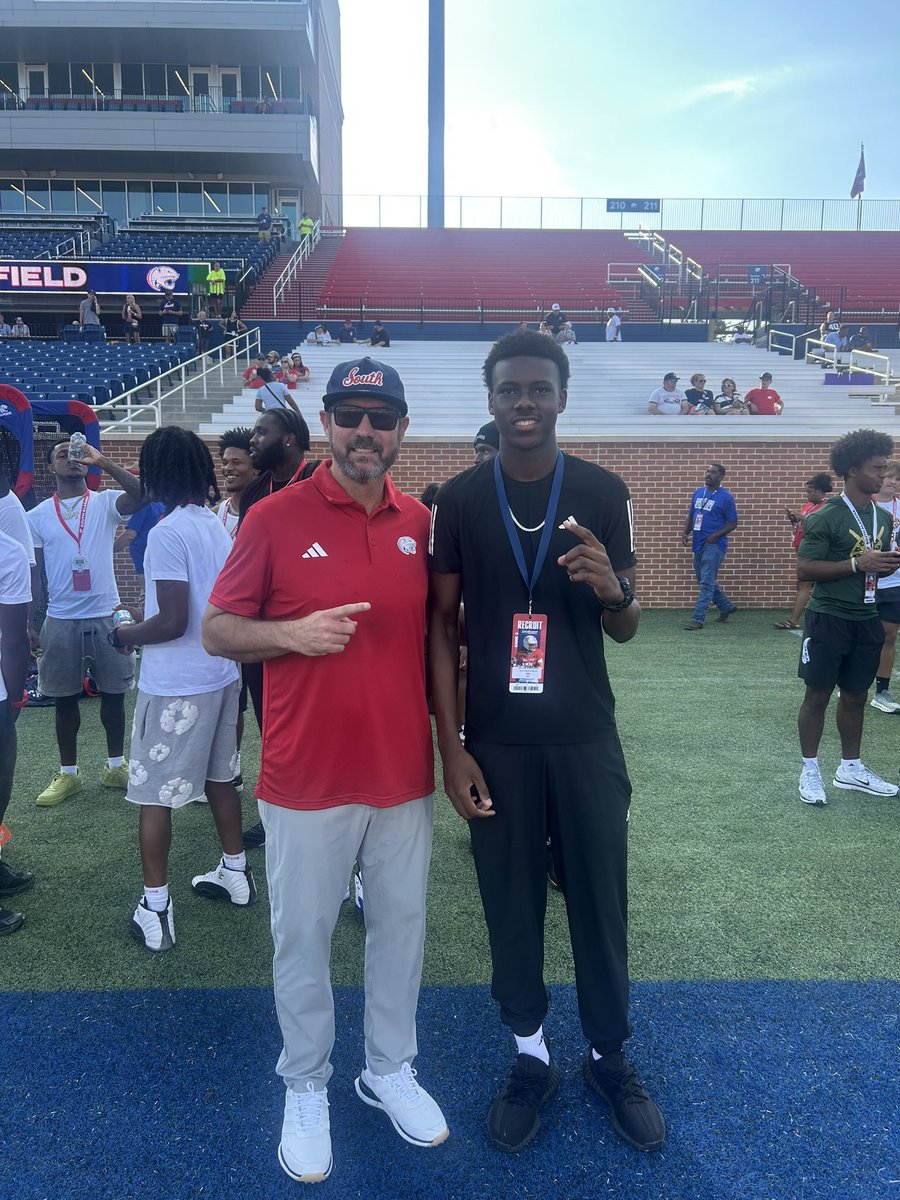 KAmerson01's tweet photo. After a great conversation with @CoachTimRattay I am very blessed to receive a d1 offer from @SouthAlabamaFB @Jburdette82 @CCHSfootbal @RecruitBigClay @coachfloyd33 @HallTechSports1 @redhog29 @AL5AFootball1 @TDARecruiting https://t.co/xS2MxejdGA