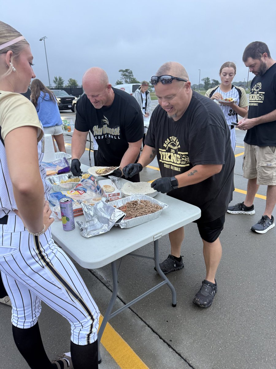 GINWSoftball's tweet photo. Thank you so much to our parents for providing us with a delicious breakfast today!!! You're the real MVPs!! 

#ginwvikings 
#NOB https://t.co/euzBrcUplq