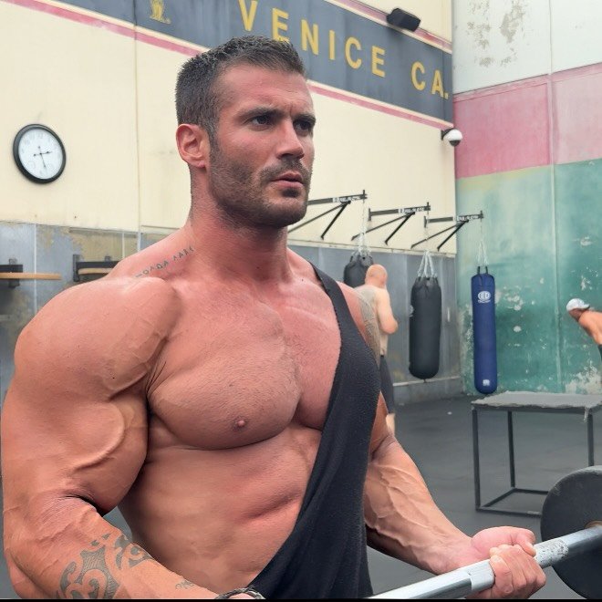 alphajulian12's tweet photo. Built to be served 👑💪🏻👿. https://t.co/wds4MMccA6