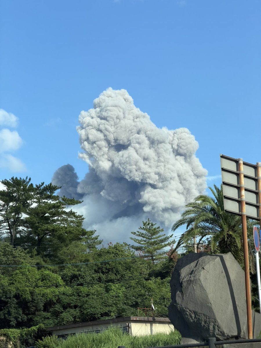 zrooon's tweet photo. 昨日の写真ですが
フェリー待ちしてたら、噴火🌋
珍しい景色が見られました
#桜島 #鹿児島 https://t.co/RA3UQzq5Cc