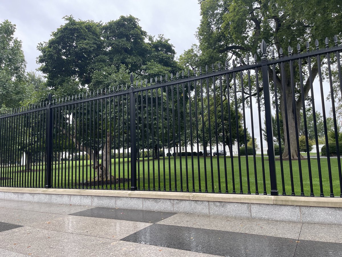 ByChoiceUSA's tweet photo. @CNN @MSNNews @politico I was checking a good spot for you guys, you can put the lens of the cameras between the steel bars, no problem, also in spare time you just cross the street and go to the church and pray that one day you will be able to get a tour in the Whote House 😂 https://t.co/ZizmEzwktr