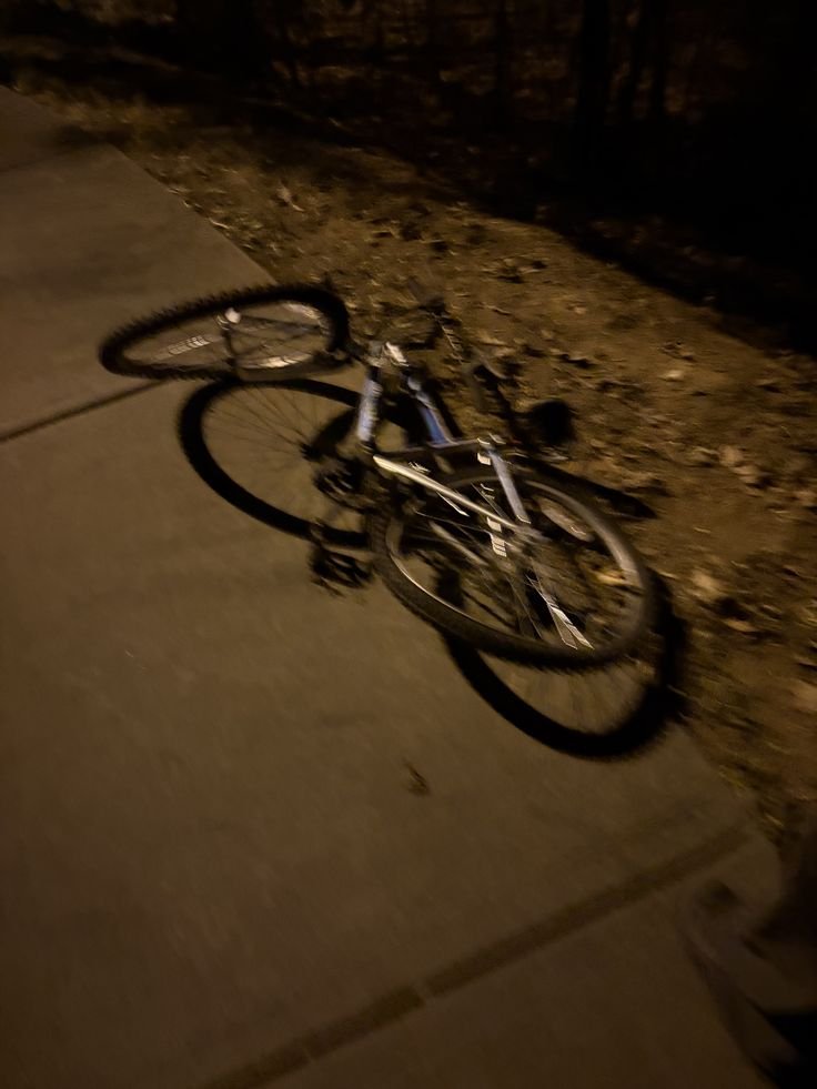 tictackaboom33's tweet photo. CAI DE BICICLETA! Lá se vai meu sossego! Agora tem um furo na minha calça de moletom novinha. CULPA DOS JOESTAR E SUA LINHAGEM MALDITA! TUDO CULPA DELES! Tem que explodir cada um deles da terra! https://t.co/u7nASxAWNV