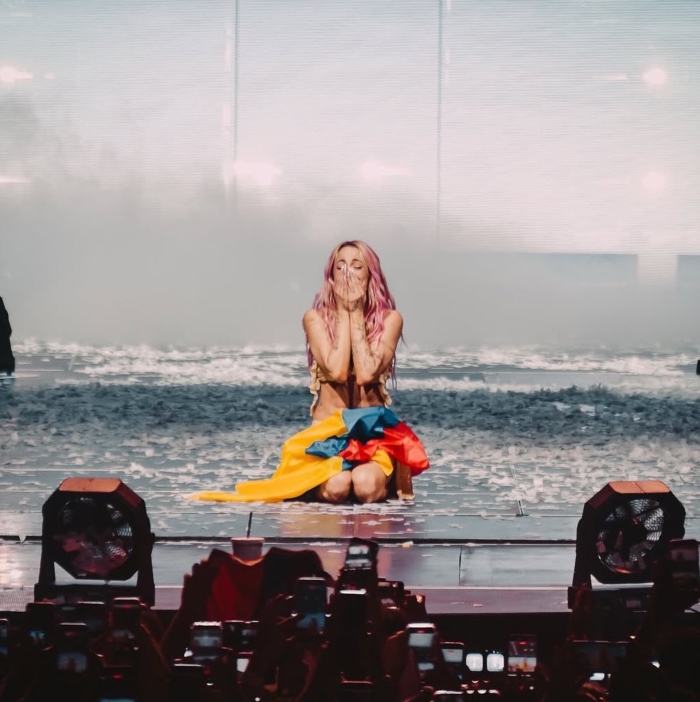 stoesselsgirl's tweet photo. lo que más destaco de tini es que sabiendo que es una artista TAN reconocida se siga emocionando tanto cuando ve el amor que le da la gente https://t.co/nIHFGzdfl4