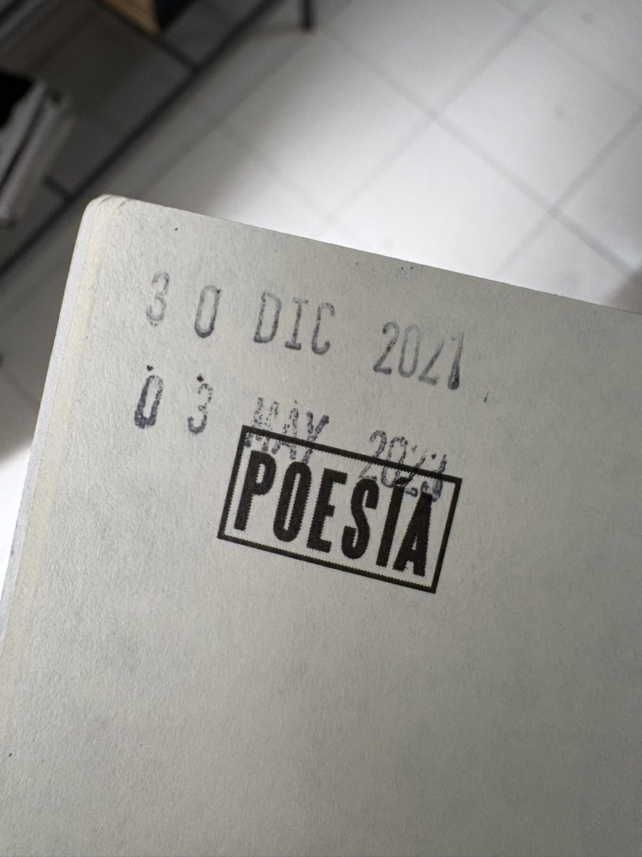 La_Priska's tweet photo. Hay muchas maneras de apropiarse de un libro después de comprarlo o de recibirlo si te lo regalan. Subrayar y anotar son dos de ellas. Yo también los sello. Los fecho cuando empiezo a leerlos y cuando los termino. https://t.co/jThn2yr43T