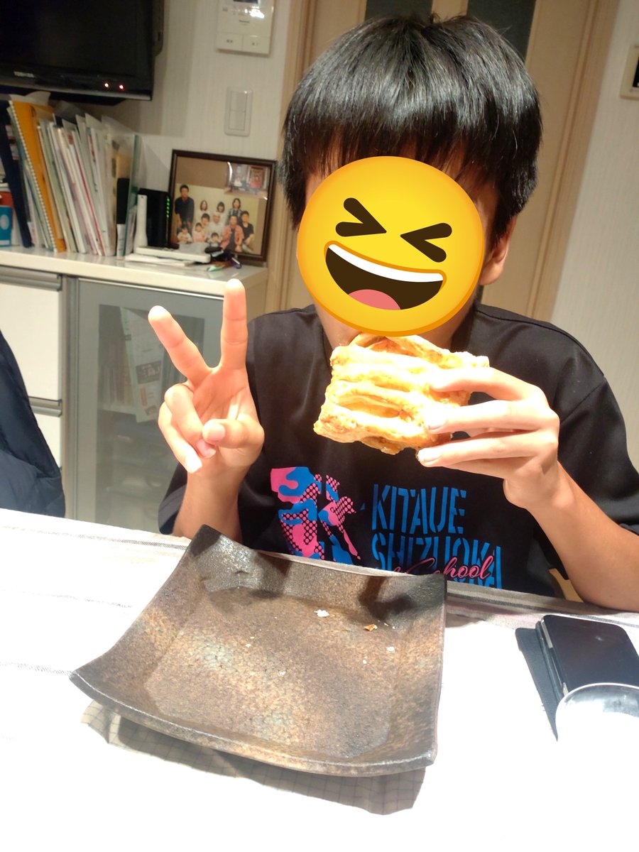 aimikito's tweet photo. 昨日は次男の誕生日だった。
長男は旅立ち横浜で頑張っている。
パパは長期出張で不在。

2人きりの誕生日パーティー

今日は代打で夜まで仕事だったので、昨日のうちにスポンジを焼いて、帰ってからデコレーション。アップルパイは職場で焼いた。

大喜び。

可愛いヤツめ。
14歳おめでとう。 https://t.co/A1PFTDqv7D