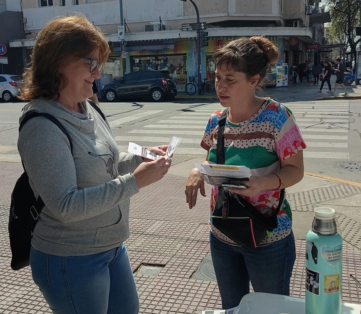 RodolfoWalshC9's tweet photo. Hoy qen Larrazábal y Alberdi  estuvimos difundiendo la asesoría para endeudadas y endeudados que estamos llevando a cabo en Mataderos.

Los modelos politicos-económicos de Milei y Macri condenan a millones de porteños y porteñas a endeudarse para poder sobrevivir. https://t.co/FeRzdSPBMc