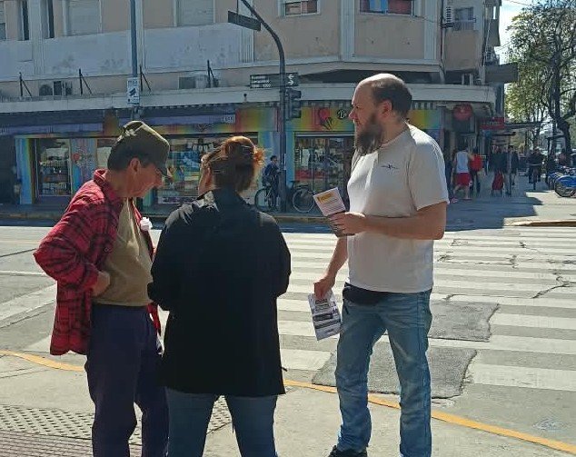 RodolfoWalshC9's tweet photo. Hoy qen Larrazábal y Alberdi  estuvimos difundiendo la asesoría para endeudadas y endeudados que estamos llevando a cabo en Mataderos.

Los modelos politicos-económicos de Milei y Macri condenan a millones de porteños y porteñas a endeudarse para poder sobrevivir. https://t.co/FeRzdSPBMc