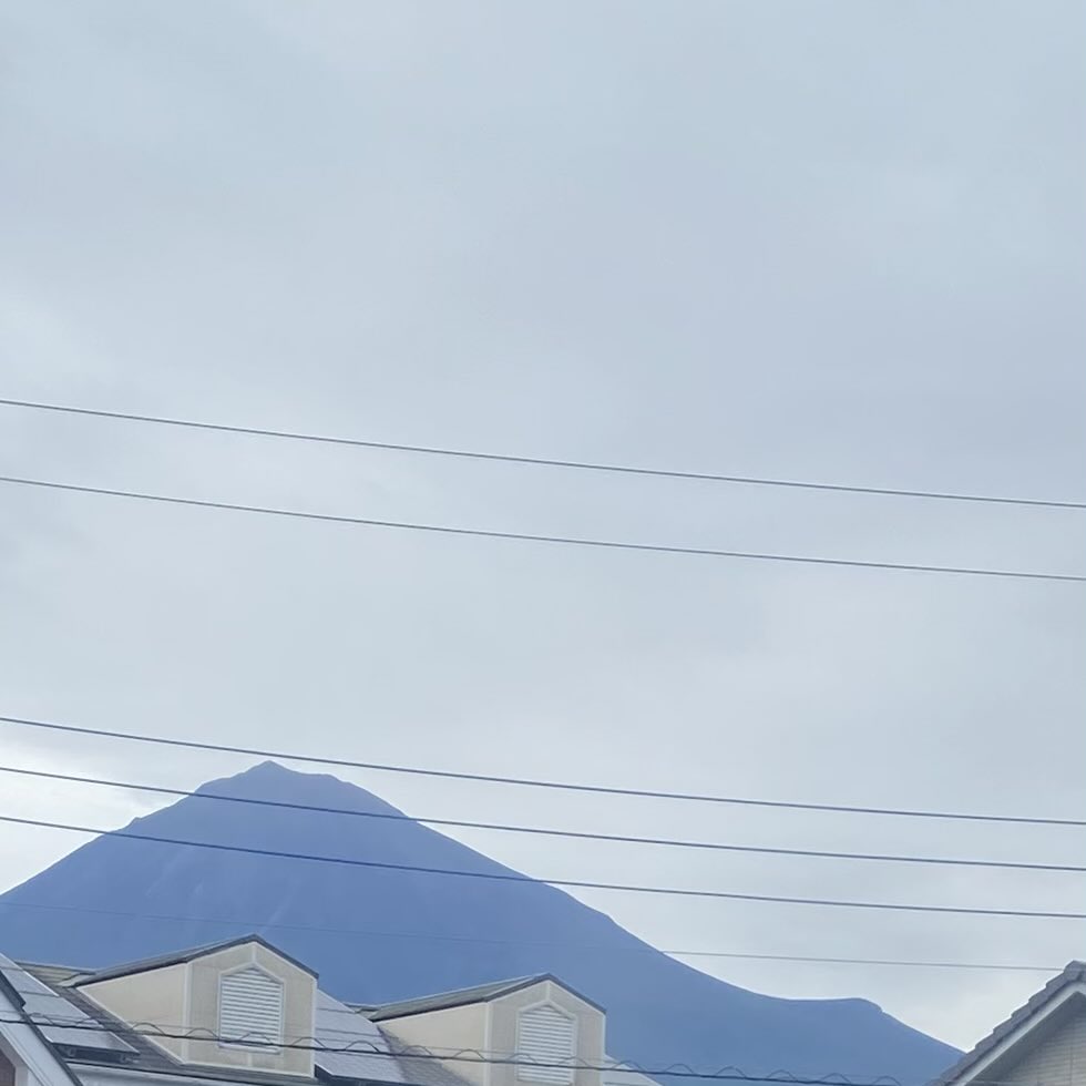 miuc831's tweet photo. おはよう富士山🗻
今日、彼岸の入りです。
いつのまにか彼岸花が咲いていました。
楽しい休日を😊 https://t.co/LpKlYKtmct