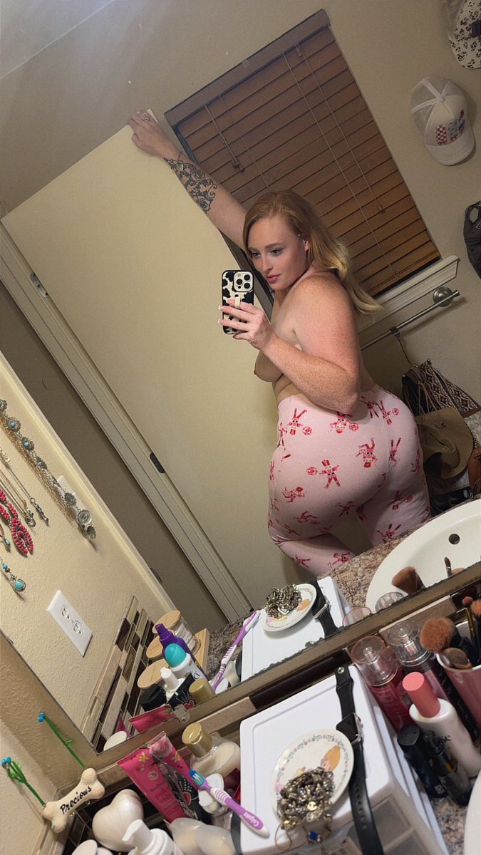 assslyn1996's tweet photo. Someone come get her! She is dancing like a stripper ✨🔥😩 https://t.co/KAYwGsOdzB