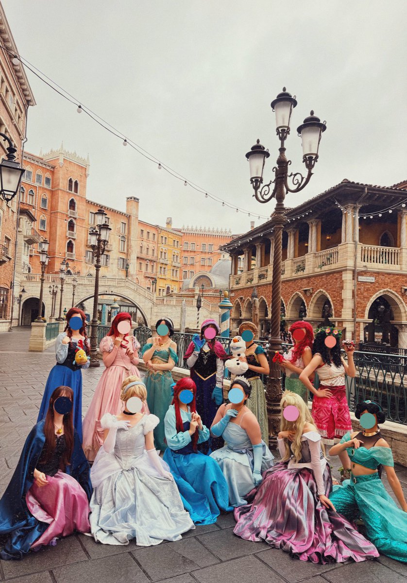 nickgoofy_'s tweet photo. プリンセス勢揃い🥹✨️✨️
プリンセス号に乗せて貰えたのが本当に嬉しかったし、声を掛けてくれたゴンドリエのお兄さんに本当に感謝🥹🙏🏻
貴重な体験が出来て幸せ𓂃 𓈒𓏸◌🍀

プリンセスの皆様、一緒に撮って頂きありがとうございました！

 #dハロ仮装
 #プリンセス
 #ヴェネツィアン・ゴンドラ https://t.co/RnUPnCDxOW