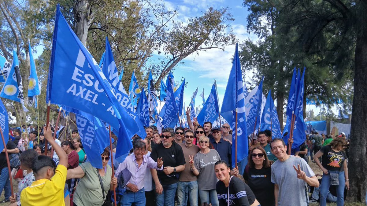 javirehl's tweet photo. HOY COMENZAMOS OTRO CAMINO:
EL DE CONSTRIUR LA ESPERANZA.

Vivimos una jornada histórica de debate, construcción y militancia en el plenario federal del @MOVIMIENTODAF en el predio de la UTN de Avellaneda. Más de 30 mil compañeros y compañeras de todos los rincones del país se acercaron para dejar en claro, una vez más, que el modelo de desintegración nacional y destrucción productiva de Milei debe llegar a su fin.

A pesar de que en la Provincia asumimos la responsabilidad de acompañar a quienes sufren estas políticas, sabemos que, frente al abandono nacional, no alcanza con resistir y proteger. Tenemos el desafío de construir desde abajo un proyecto de mayorías que le devuelva la esperanza al pueblo argentino.

Una alternativa amplia, que inserte a la Argentina en estas épocas de cambio y revolución tecnológica incluyendo a todas las provincias y sectores golpeados por el Gobierno Nacional. Para un futuro de país productivo, con trabajo, inclusión, justicia social, paz, oportunidades reales, federalismo y soberanía.

Llegó la hora de construir ese camino. Sabemos que podemos contar con @Kicillofok para avanzar derecho al futuro.

Desde Escobar y junto a @ArielSujarchuk, fuimos con cientos de compañeras y compañeros para aportar desde nuestro compromiso militante y la voluntad de iniciar el camino de la reconstrucción que tanto anhela nuestro Pueblo y requiere la Patria✌🏼🇦🇷.

@mdfescobar 
@pjescobarok