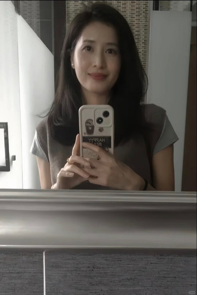 wanqian521's tweet photo. 快50岁了，素颜这样还可以吧？
你们实话实说，我不会生气的！ https://t.co/0g1Knaj0eL