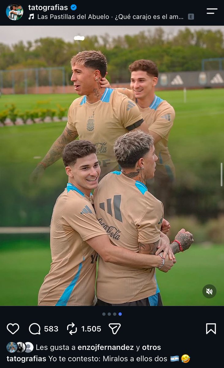 clubjulienzoo's tweet photo. tato el fotógrafo de la selección: y si vos me preguntas hoyy que carajo es el amoorr yo te contesto míralos a ellos dos😍😍

enzo: coincido https://t.co/AFCFuhAavI