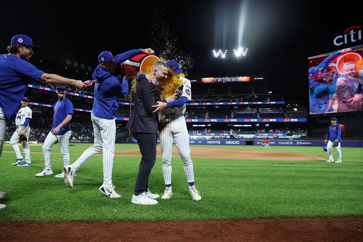 Mets's tweet photo. We pouring honey on you GOAT 🍯 https://t.co/9L7zWn10YY