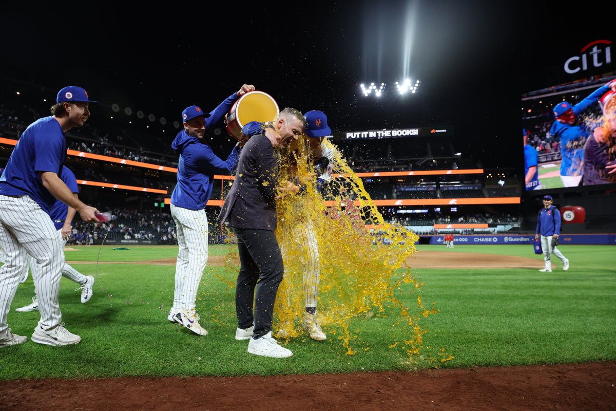 Mets's tweet photo. We pouring honey on you GOAT 🍯 https://t.co/9L7zWn10YY