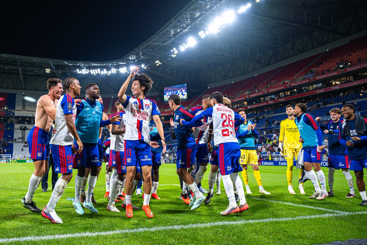 OL's tweet photo. Des sourires qui font plaisir à voir 🤩😃

#OLSRFC https://t.co/DHmHNJ2X0v