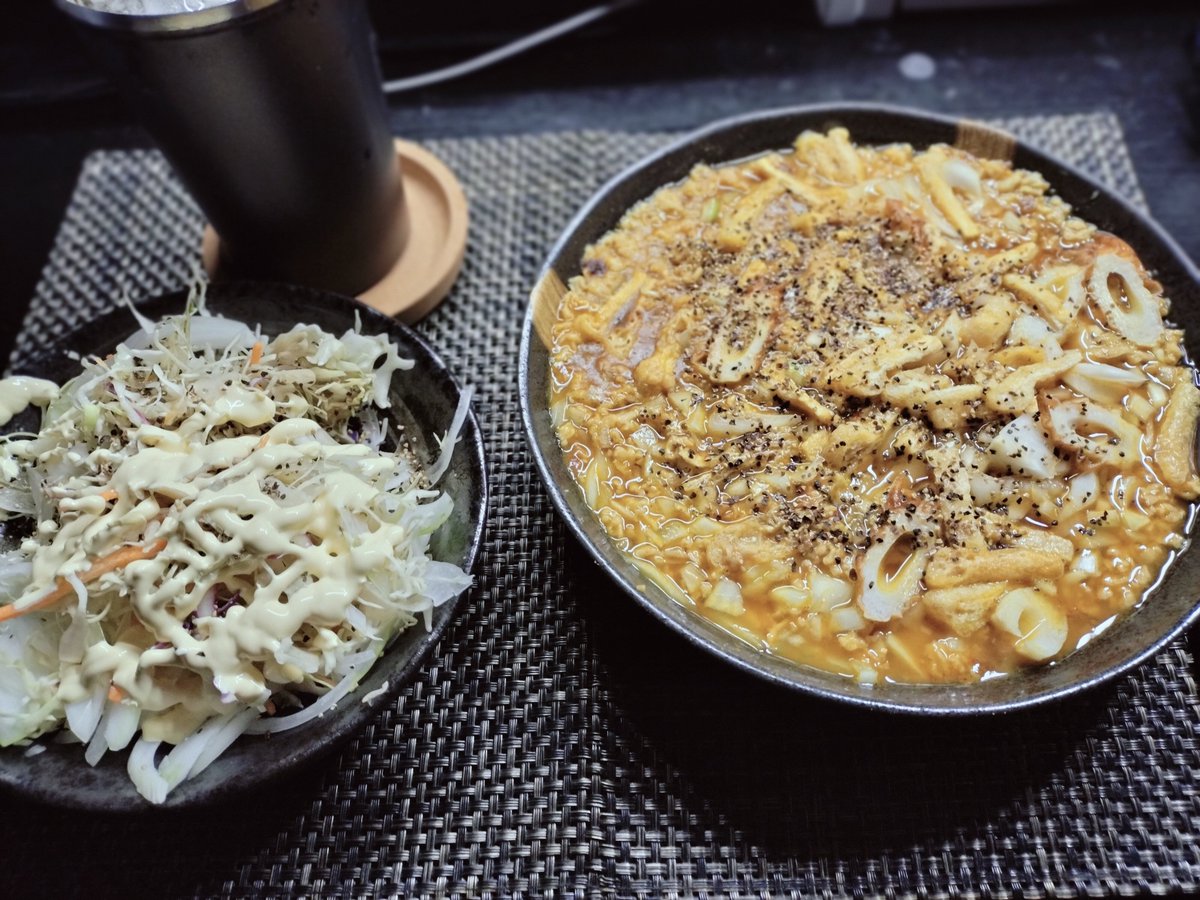 SZaku104's tweet photo. 昨日の晩御飯。オートミールを使った、カレー粥、野菜サラダと、焼酎のクエン酸水割り！ https://t.co/DNLcoa218g