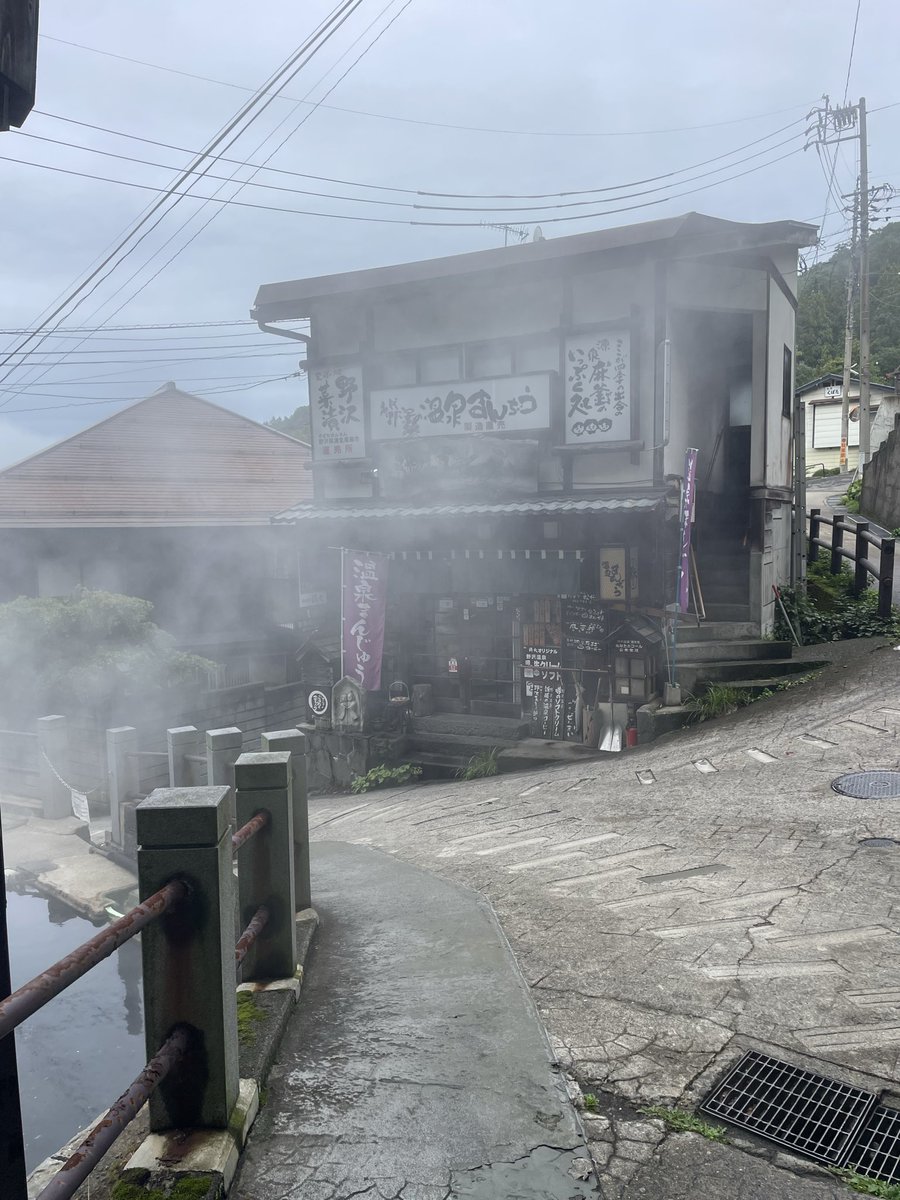 sagima_ru's tweet photo. 朝風呂入って温泉街歩いた。新しいサンダルでお散歩は靴づれの元！イテテ、、、 https://t.co/n57C043Ojw