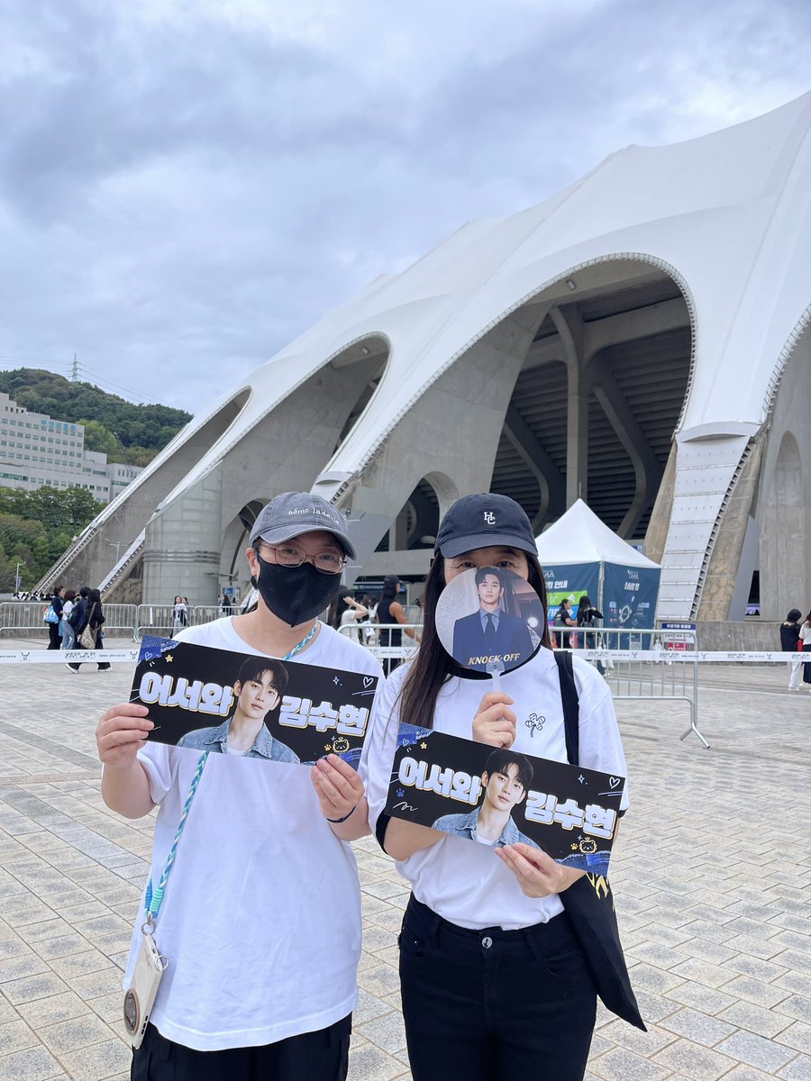 lh_ksh216's tweet photo. @kingsumany 收到了！感谢😍昨天到会场太晚没遇到你，但是有个会韩语的朋友帮忙领到了！非常感谢😘 https://t.co/PDfJZf9kzm