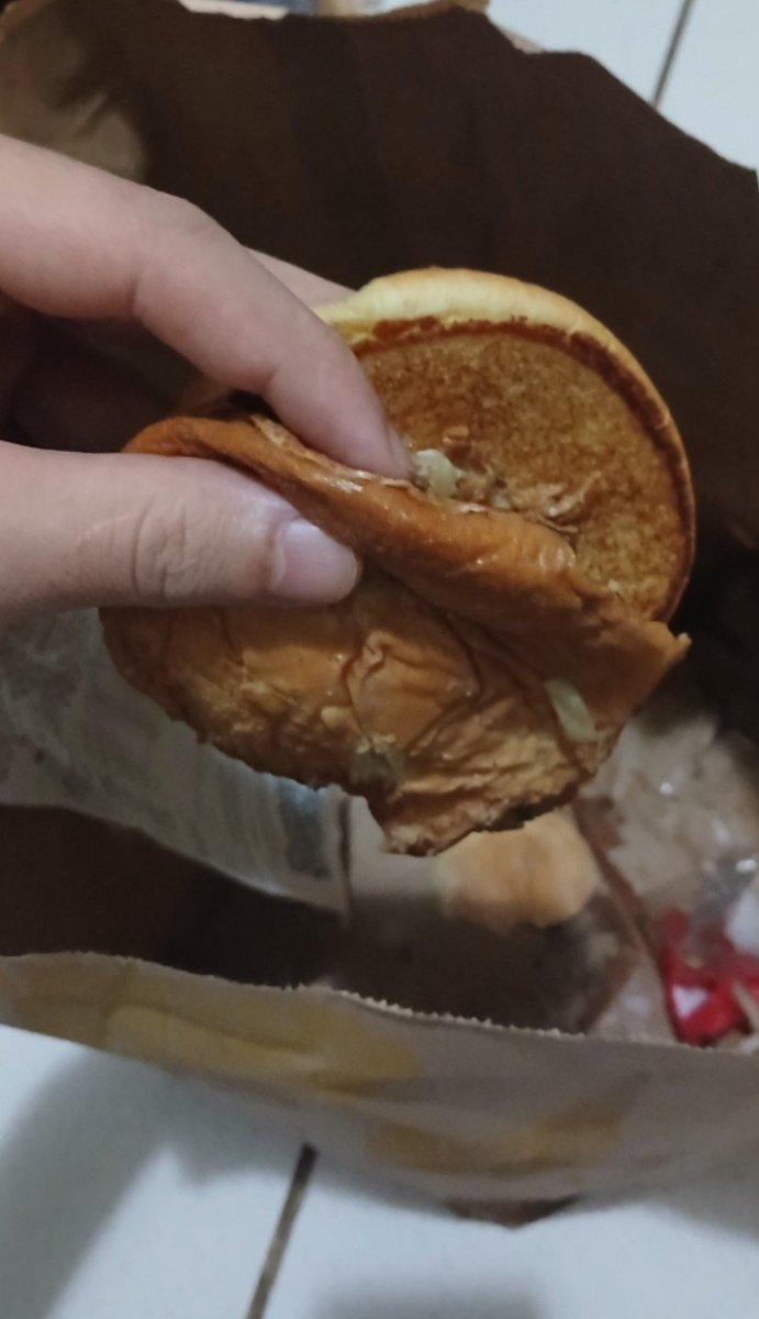 _icarlydecaju's tweet photo. valeu viu @iFood eu faço um pedido, recebo uma sacola toda molhada porque as bebidas entornaram e tudo ficou INCOMÍVEL porque tá encharcado, e não é possível cancelar o pedido kkkkk vocês são patéticos. https://t.co/iecslCk8gg