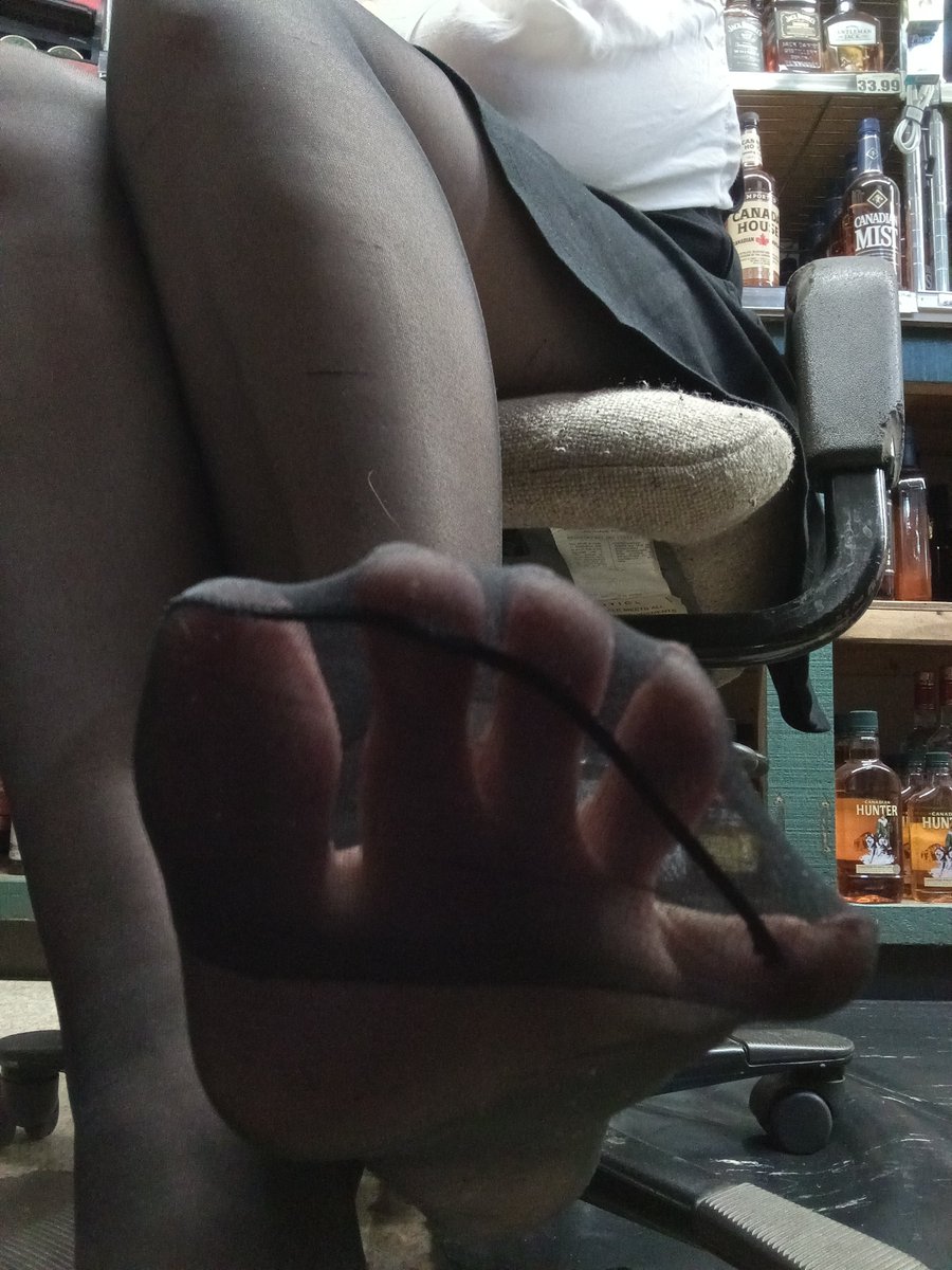 bcbit89's tweet photo. I need a cash puppy to come worship my pretty toes with their mouth and pay for my nylon and heel obsession. Here puppy, puppy. https://t.co/JsJ0V2qkHq