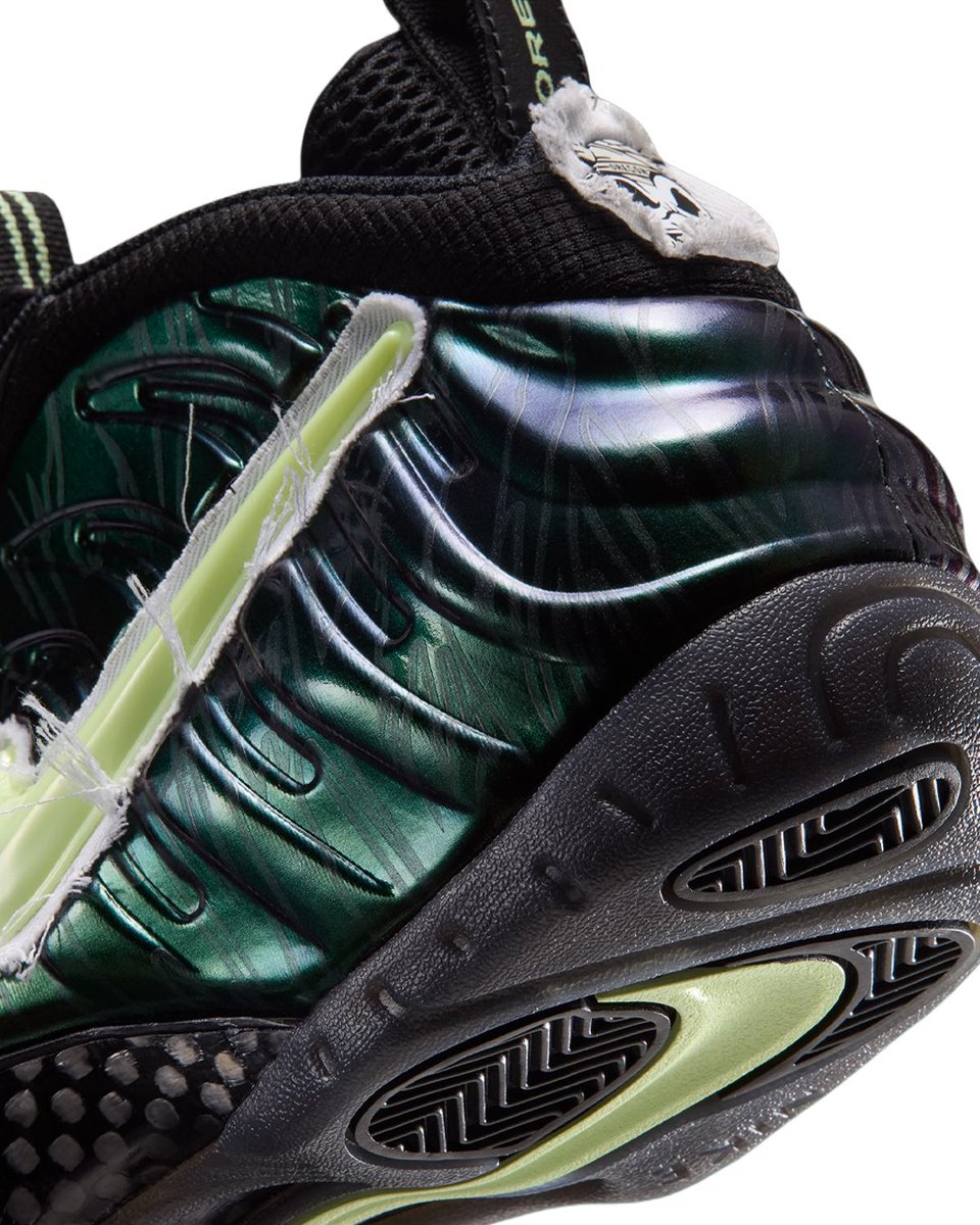 ComplexSneakers's tweet photo. The Oregon duck gets mummified in the Nike Air Foamposite Pro 🦆

An official look at the “Mummy Ducks” Nike Air Foamposite Pro expected to drop this fall, what are our thoughts? 

📸: @sneakermarketro https://t.co/TtG9qoCaIJ