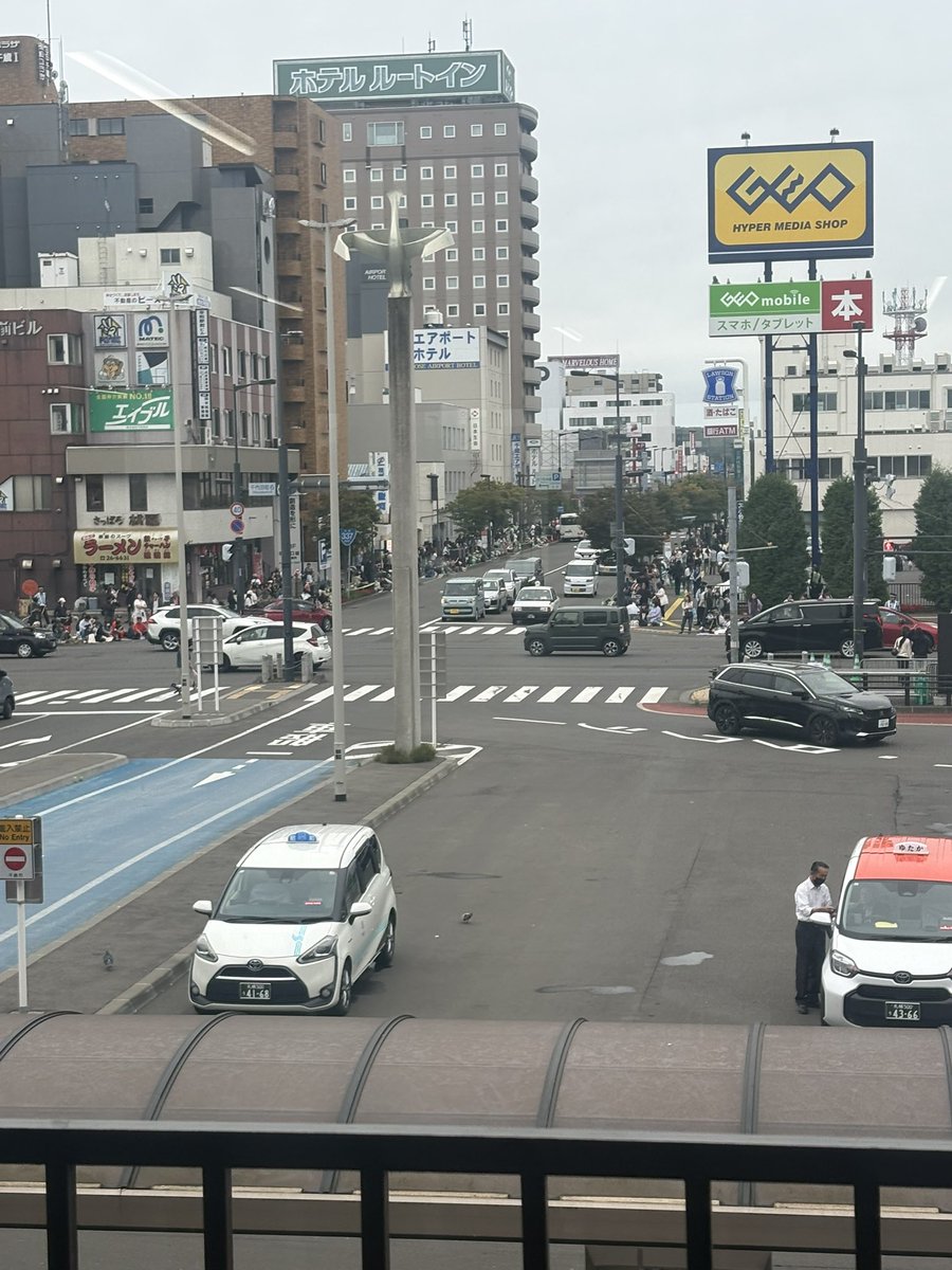 yuu_3_9's tweet photo. これほんとに千歳？
人がありえないほどいるんだけど https://t.co/GTrvP6NH13