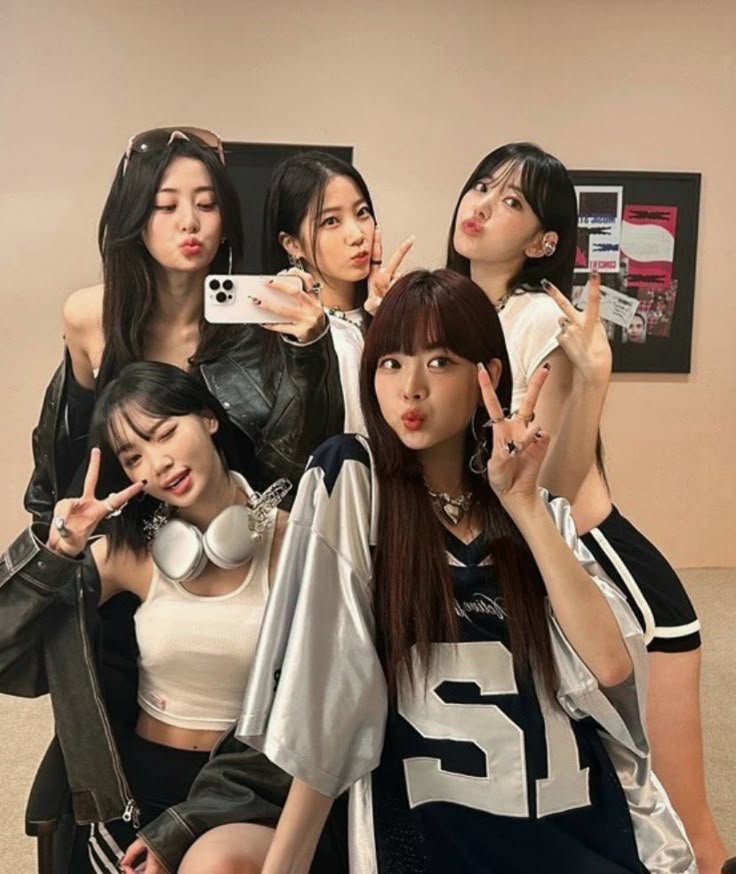 lsserafimarg's tweet photo. El show de las chicas en iHeart Festival sera transmitido por @DisneyPlus a las 23:30 hs arg. 

@le_sserafim #LE_SSERAFIM #르세라핌 https://t.co/qZPNsSV0IV