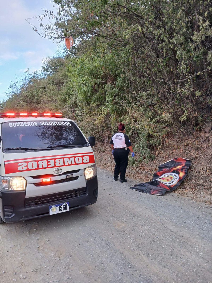 CanalAntigua's tweet photo. 🚨Bomberos Voluntarios localizaron a una mujer sin signos vitales en un camino de terracería que conduce hacia el río Puente de Plátanos en Sanarate. Hasta el momento no ha sido posible establecer su identidad.
#Mujer #Fallecida #Sanarate https://t.co/SUwkfSA48A