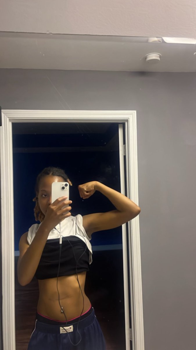 atlmyaa's tweet photo. I stopped smoking, been in the gym, eating healthy, getting money, living private, and happy🙂‍↕️ https://t.co/AkEMneflxt
