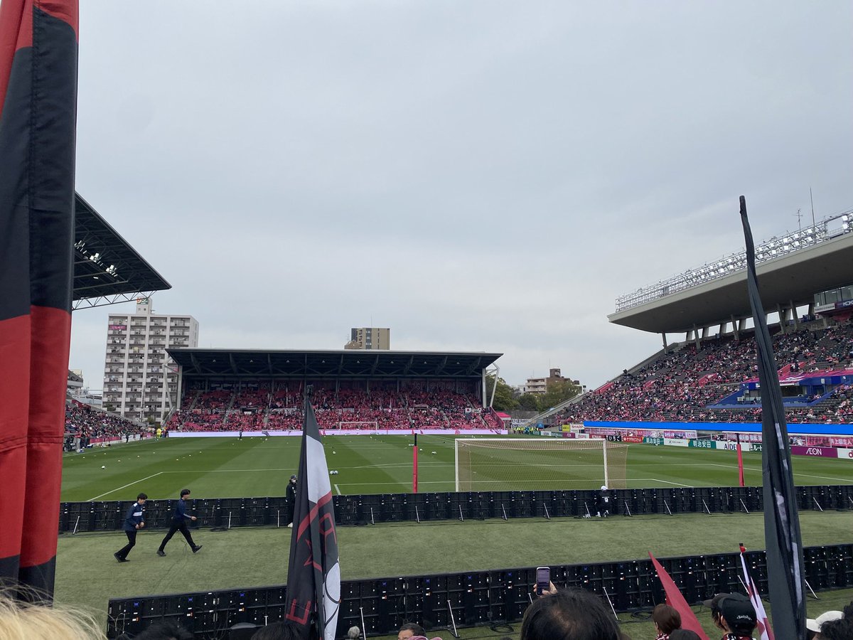 kazu13301's tweet photo. ・自分らのとこ屋根あってアウェイ側は
　屋根無し
・モニターアウェイ側にしか無く毎度毎度
　後ろ見なあかん状況

ビジター民の配慮に欠ける欠陥スタ回収してから言えよな笑 https://t.co/IKwbRyz5sj