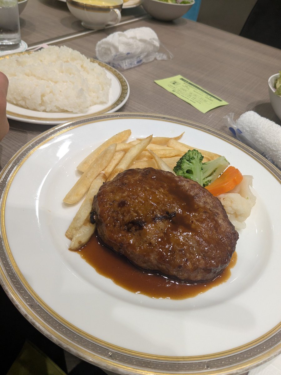 e_niigata's tweet photo. いよいよ、ホテルへ！
今回の夕食はチキンorハンバーグ
テーブルマナーも学びます！
みんなナイフとフォーク使えるかな？と思ったら案外うまく使ってました🍴
そんなこんなで怒られながら(桃鉄やりすぎて寝ないため笑)みんな就寝となりました🛌🛌🛌

#TGS2026 #修学旅行 https://t.co/bWs7392BWR