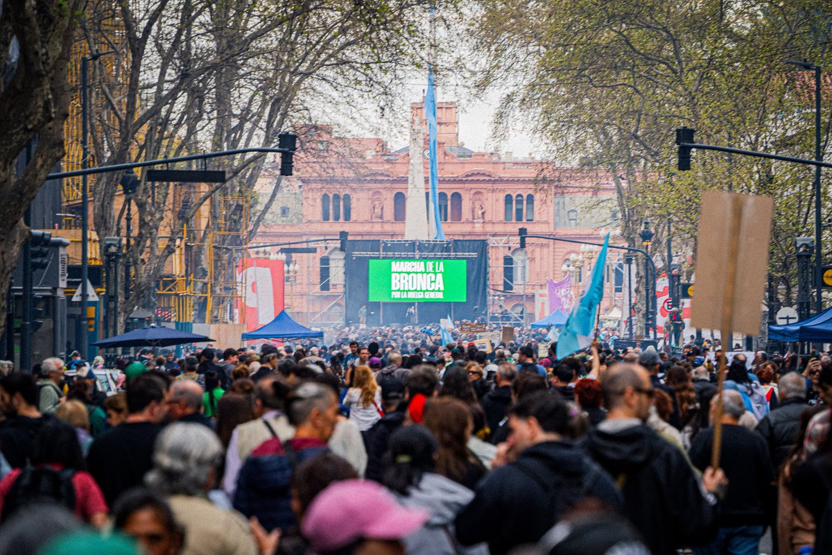 NicolasdelCano's tweet photo. La Plaza de Mayo estalló de bronca. 
Decenas de miles coparon las calles de todo el país. 
Para derrotar a Milei y sus cómplices dimos un paso importante. Fortalecer las luchas, unir y coordinar en el camino de una huelga general para terminar con este plan de hambre y saqueo. https://t.co/iqpVsPNwIH