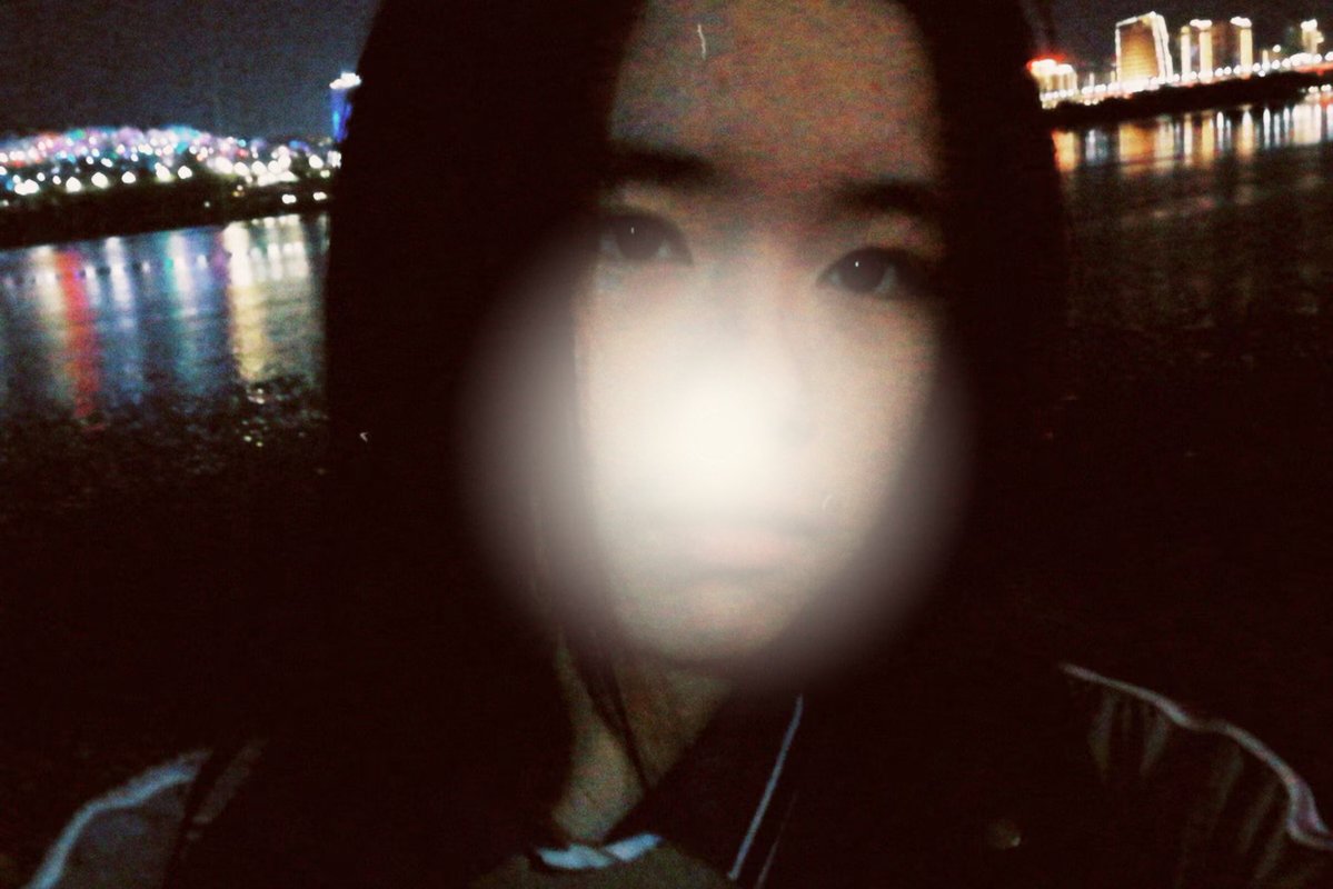 yonakimnw's tweet photo. 高中时周六夜晚，是一个我可以去任何地方的时间，我在城市的大街上游荡，或是坐在河边，凝视着桥灯照耀下波光粼粼的河面，我坐在石头上，偶尔有人经过，牵着手的中年夫妇在散步，嫉妒，真的有一起散步的人？就这样静静地坐着，看着天色一点点变黑。沉默，或是哭泣。so inviting, I almost jumped in https://t.co/dwJTVo7IC9