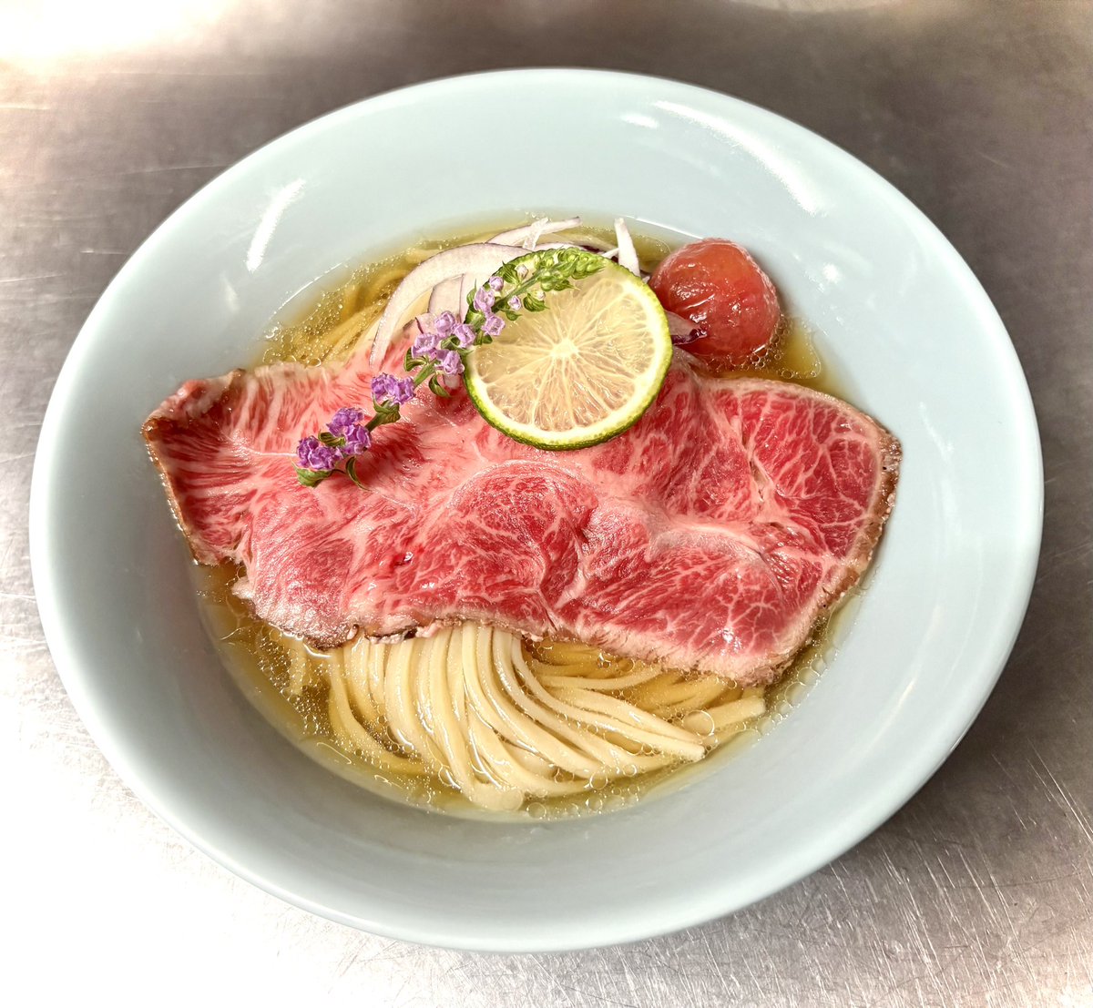 akabaneramen's tweet photo. 熱狂中野ラーメン祭2026
本日我ら最終日
10:00〜
煮干昆布水冷麺ニボコン
特製に焼鴨ロース入🔥
とろろ追加オススメ🍜

数量限定
14:00〜
スペシャルはtable checkで購入可‼️

大分の長谷川さんから頂いた香り最高かぼすのります🫶
御来店の方に夏海ステッカーも‼️

皆様宜しくお願い致します❣️ https://t.co/kzovTwigt3