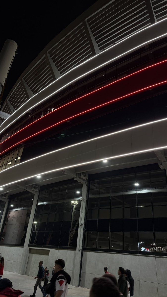 ADNRiver_'s tweet photo. Gracias presidente @stefanocdicarlo por estas hermosas luces LED.  Nos acabas de dejar sin Libertadores por segundo año consecutivo pero no importa, el Monumental está muy aesthetic. https://t.co/RsQIo7JQ89