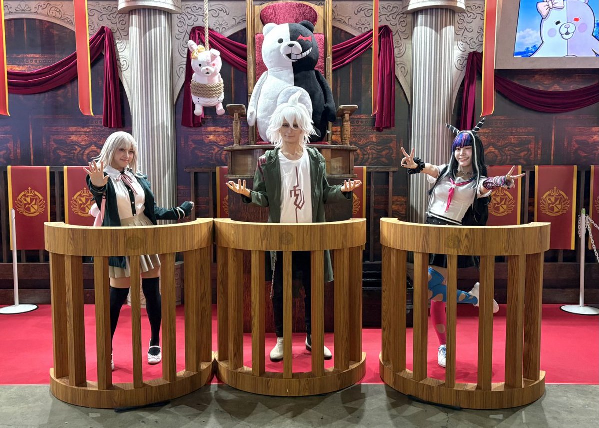 Happinet_VG's tweet photo. 🔔#TGS2026 ハピネットブース情報（Hall 6）🔔

【スーパーダンガンロンパ２×２】

学級裁判場を模したフォトスポットが展開中🐻
コスプレイヤーさんも登場します！

七海千秋：大塚杏奈さん（@panna_1018_）
狛枝凪斗：やみえんさん（@Yamien_san）
澪田唯吹：りさまるさん（@risa_smash） https://t.co/wyieDi8taD