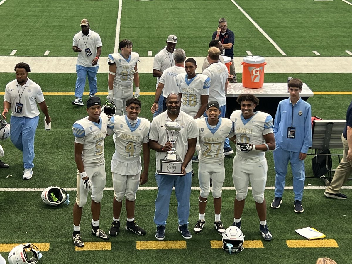 ElijahCarterRB4's tweet photo. Grateful for my first high school game in Dallas. 31‑yard kick return, 22 rushing yards. #carterboyz #harveststrong @harvestcovlions @shaunalexander @CoachPippinx2 @danteabsher3 @CoachTaeVA @carljfred @PrepRedzoneVA @ZoCarter27 https://t.co/OD9jpJtZJD