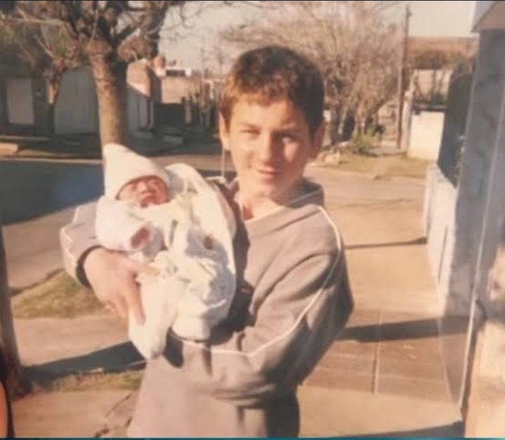 messi_archive10's tweet photo. Messi with his younger sister at the age of 9 ❤️ https://t.co/a0C4jIwITF
