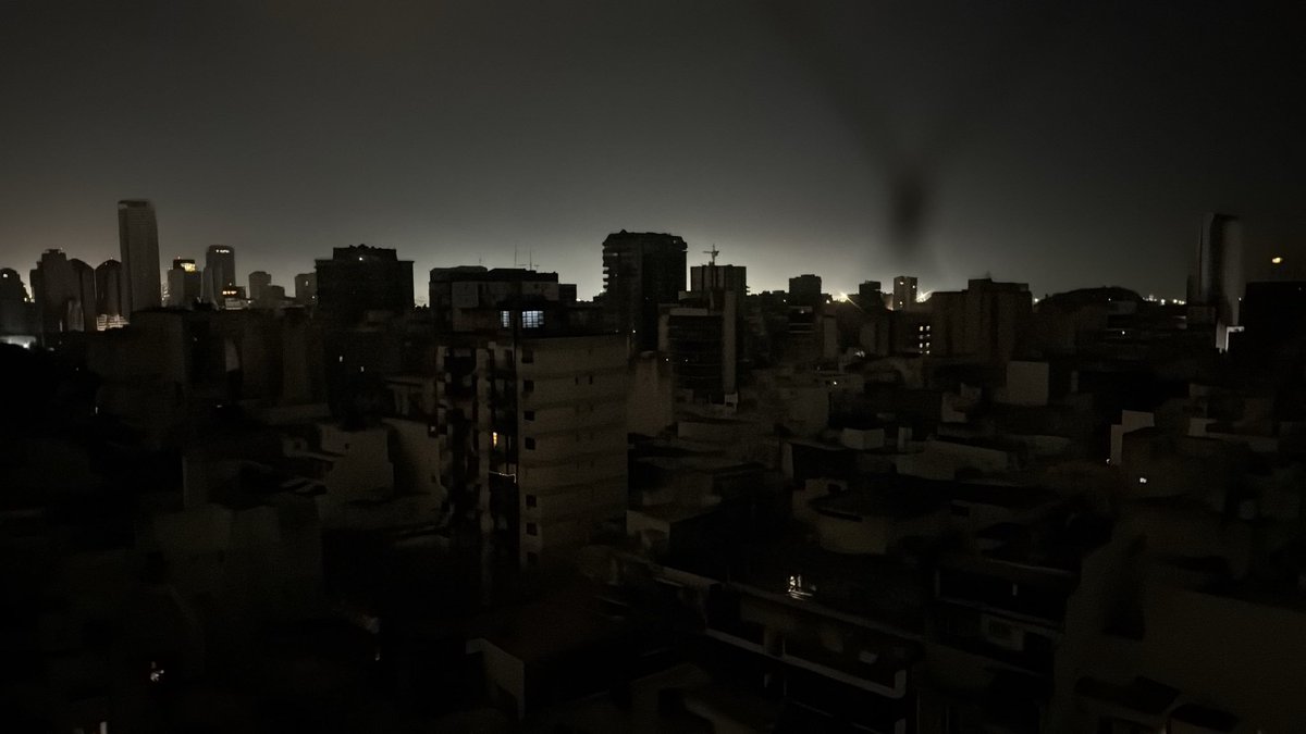 tabordacrist's tweet photo. 🚨 AHORA | APAGON Y PANICO TOTAL EN CABA Y PBA. VECINOS DENUNCIAN AVISTAMIENTO DE UN OBJETO VOLADOR NO IDENTIFICADO Y UNA LUZ BLANCA RESPLANDECIENTE SOBRE EL BARRIO DE SAAVEDRA https://t.co/hCnWrwbI20