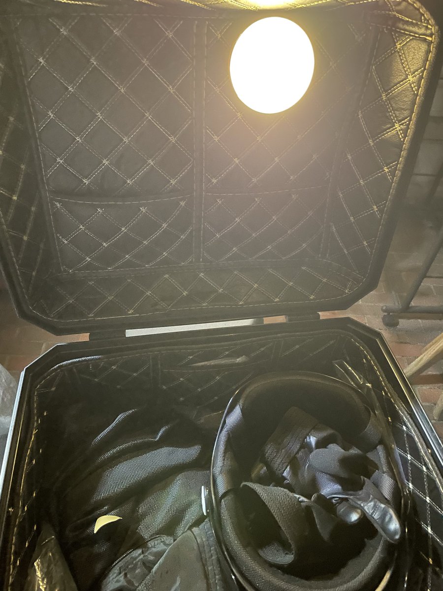 Supadanton's tweet photo. カブのリアボックスの天板裏に100均のセンサーライト装着。
夜勤終わりで帰る時、駐輪場が暗くて手元が見えなかったけどこれで解消されそう。
でも付属のマグネットが弱すぎて走行中に外れるので、マジックテープに切り替えた方が良さげだなぁ。 https://t.co/QfIRW5FrE7