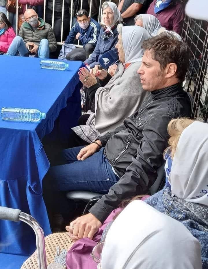 MARCELOFAVAOK's tweet photo. 🔴 LA MANO QUE APRIETA Y EL SILENCIO QUE CUBRE TODO
 
LA IMAGEN LO MUESTRA: AXEL KICILLOF TOMADO DE LA MANO CON MADRES DE PLAZA DE MAYO. UNA FOTO PENSADA PARA MOSTRAR UNIÓN. PERO HAY UNA PARADOJA QUE NO SE PUEDE TAPAR.
 
CON DINERO DEL ESTADO PROVINCIAL SE SOLOVAN MEDIOS, RADIOS Y ESTRUCTURAS DE ESTAS ORGANIZACIONES. SE LES DA VOZ, APOYO, PRESENCIA. Y MIENTRAS TANTO, CADA DÍA HAY NUEVAS VÍCTIMAS DE LA INSEGURIDAD EN LA PROVINCIA DE BUENOS AIRES.
 
¿DÓNDE ESTÁN CUANDO ALGUIEN MUERE EN UN ASALTO? ¿DÓNDE ESTÁ EL RECLAMO POR LOS QUE SUFREN EN LA CALLE? NO HAY MARCHAS, NO HAY PRONUNCIAMIENTOS. EL SILENCIO ES TOTAL.
 
ESTAS ORGANIZACIONES ACOMPAÑAN AL GOBERNADOR PERO CALLAN ANTE EL DOLOR DE LOS VECINOS. NO ES DEFENSA DE DERECHOS HUMANOS SI SOLO SE MIRA PARA UN LADO.
 
LA MANO SE APRIETA EN LA FOTO, PERO LA REALIDAD SIGUE GOLPEANDO A LOS QUE NADIE NOMBRA.
 
 LA FOTO NO ES DE MI PROPIEDAD — ANÁLISIS Y COMENTARIO PROPIO