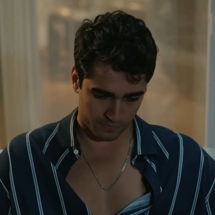 Delikanli_MRD's tweet photo. Meu querido Feritinho, esse pescoço já é uma perdição por si só, mas essa correntinha brilhando, descendo pela sua pele, apontando o caminho exato para o paraíso, hein?" 😏🥵🔥♥️
#MertRamazanDemir 
#FeritKorhan https://t.co/lrNw7KxqUH